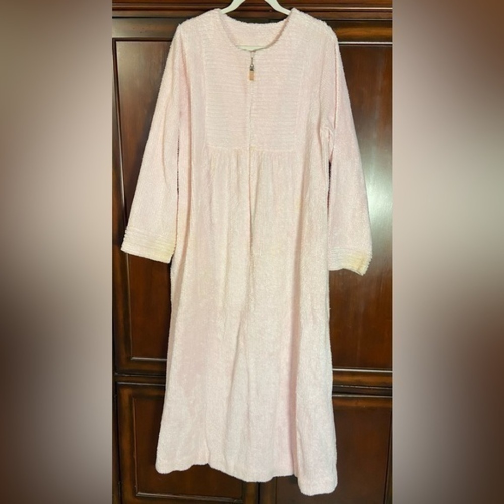 Delicates Tall Medium Zippered Duster/Robe. Light Pink.
